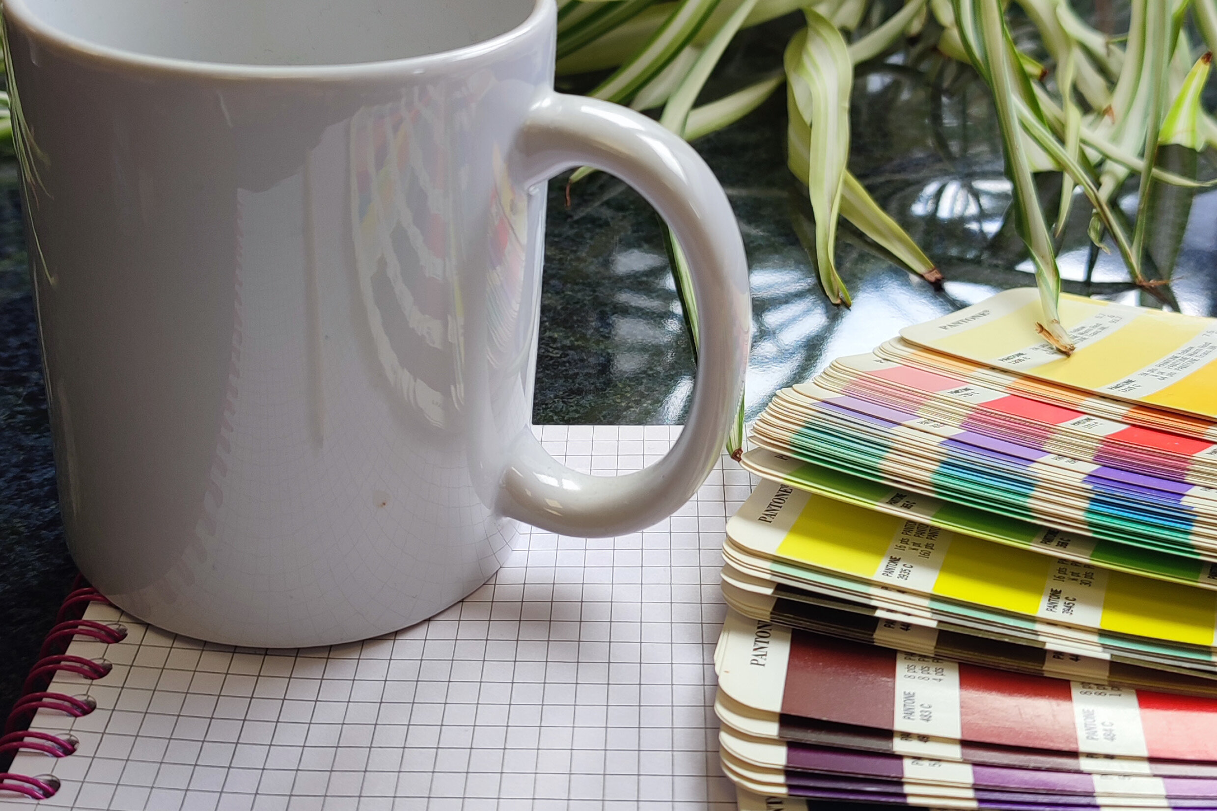 Ideenfindung mit Kaffee und Farbfächer