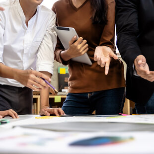 Kreative Teamarbeit in der Werbeagentur